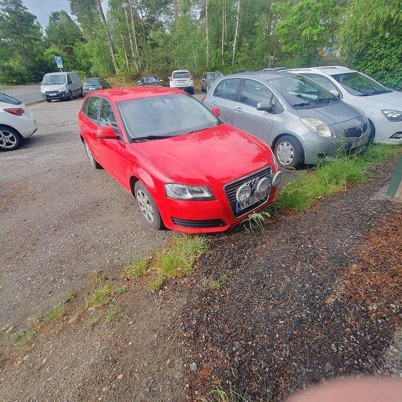 Röd Begagnad 2010 Audi A3 Sportback Attraction Halvkombi | 29 000 kr (Marknadspris) - Bild 1/3
