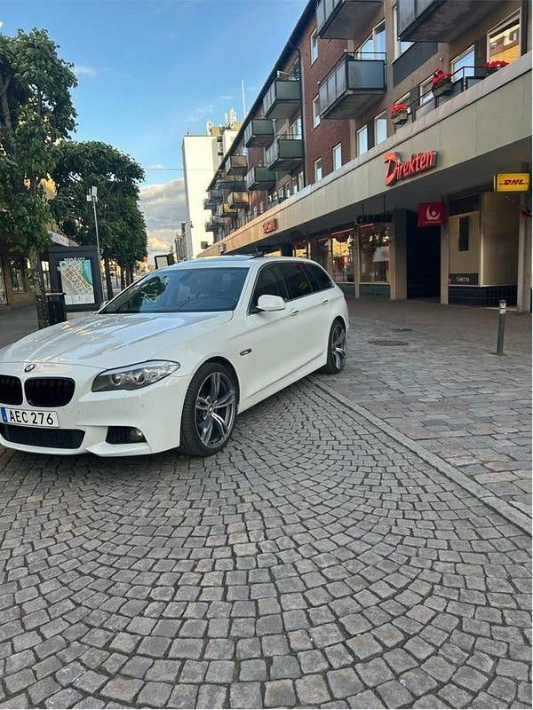 Vit Begagnad 2011 BMW 520 Kombi | 95 000 kr (Marknadspris) - Bild 1/4