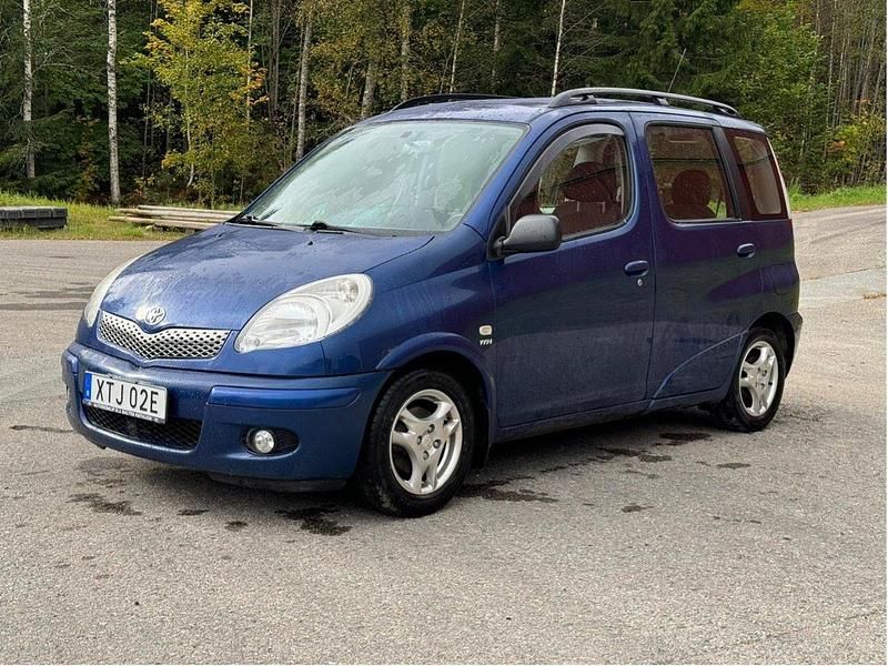 Blå Begagnad 2004 Toyota Yaris Verso Minibuss | 42 500 kr (Dyr) - Bild 1/4