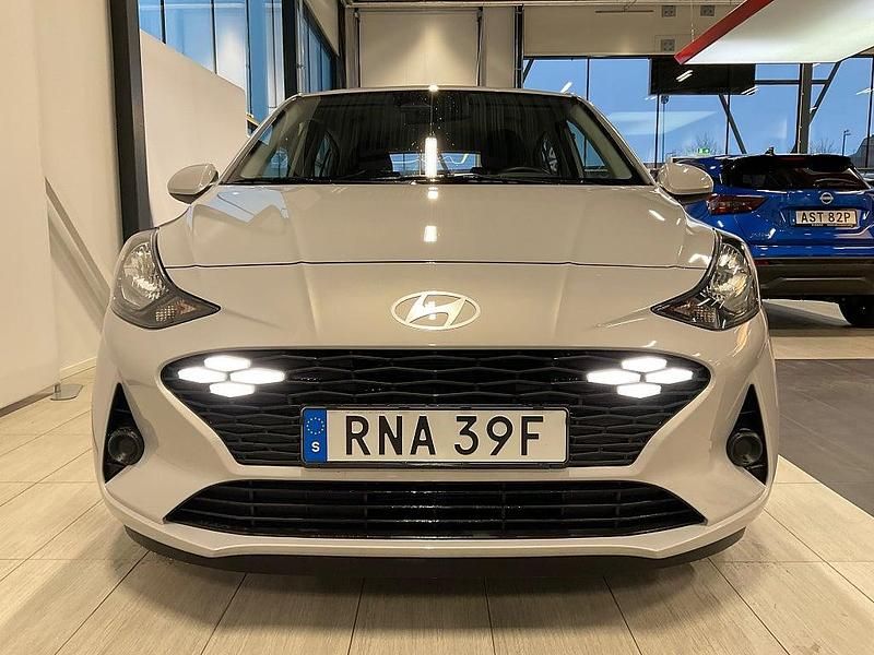 Begagnad Hyundai i10 Essential 67 HK (49 kW) 2023 Grå Halvkombi