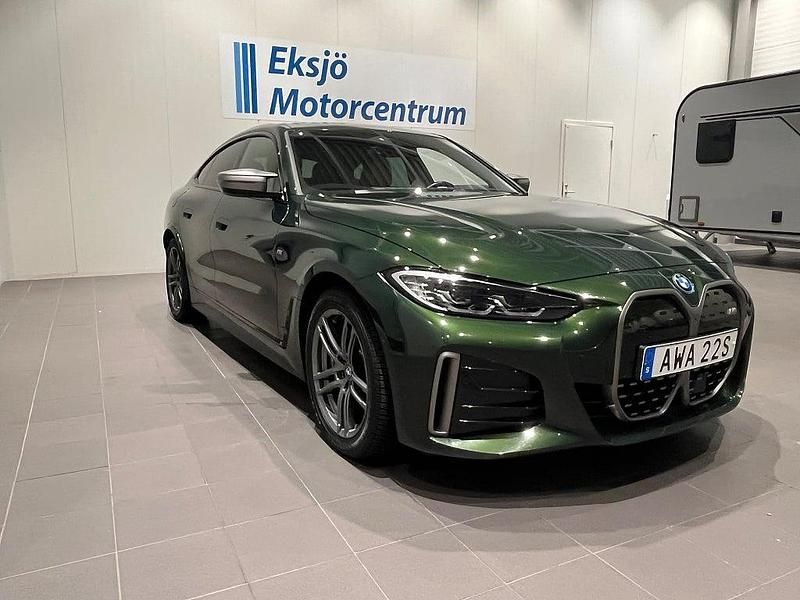 Grön Begagnad 2023 BMW i4 M Sport Sedan | 529 900 kr (Marknadspris) - Bild 1/4