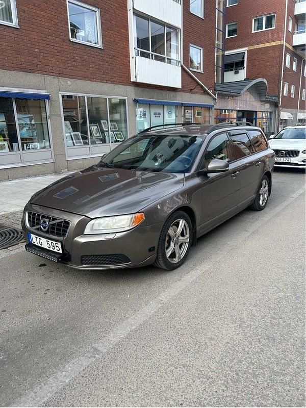 Grå Begagnad 2011 Volvo V70 Kombi | 50 000 kr - Bild 1/4