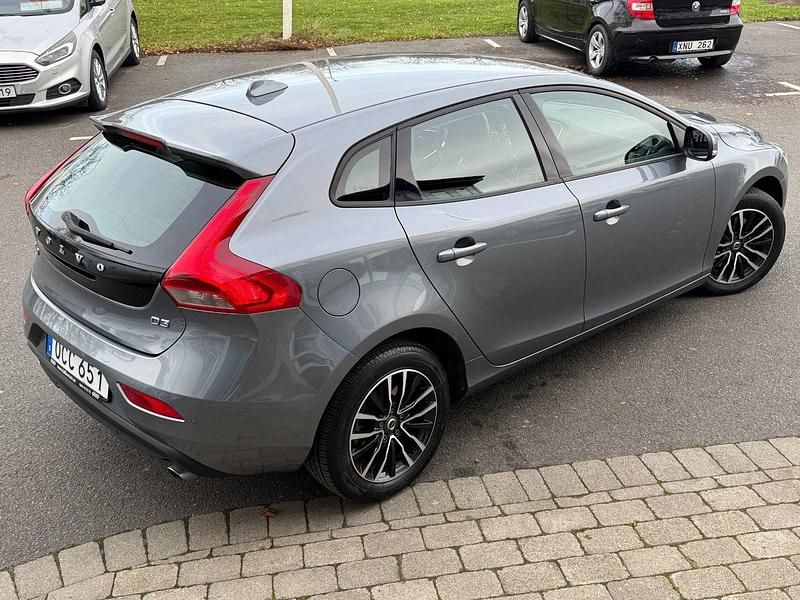 Begagnad Volvo V40 Momentum 150 HK (110 kW) 2016 Grå Halvkombi