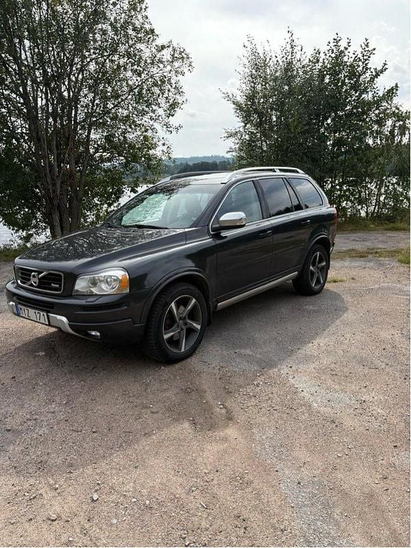 Grå Begagnad 2013 Volvo XC90 R-Design SUV | 87 000 kr (Superpris) - Bild 1/4