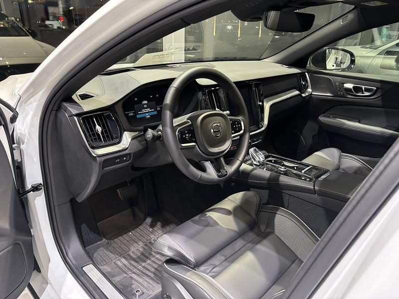 Ny Volvo V60 2025 Vit Kombi