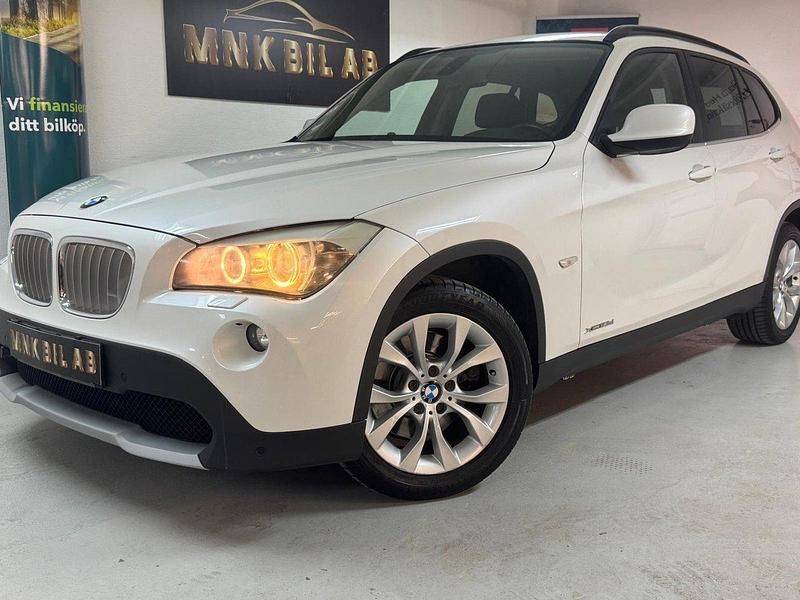 Vit Begagnad 2011 BMW X1 SUV | 109 900 kr (Bra pris) - Bild 1/4