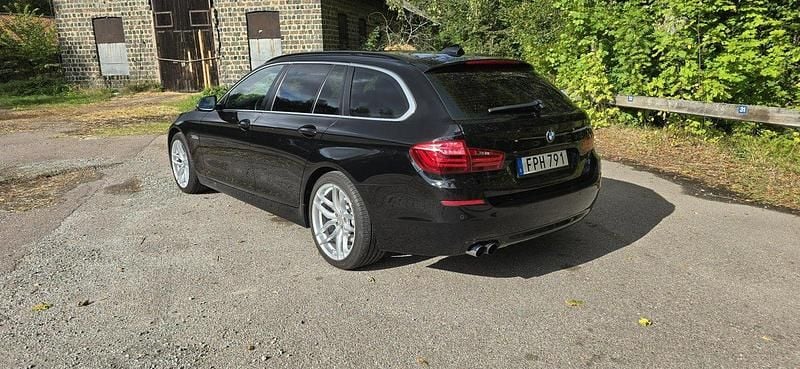 Svart Begagnad 2015 BMW 520 Kombi | 130 000 kr (Marknadspris) - Bild 1/4