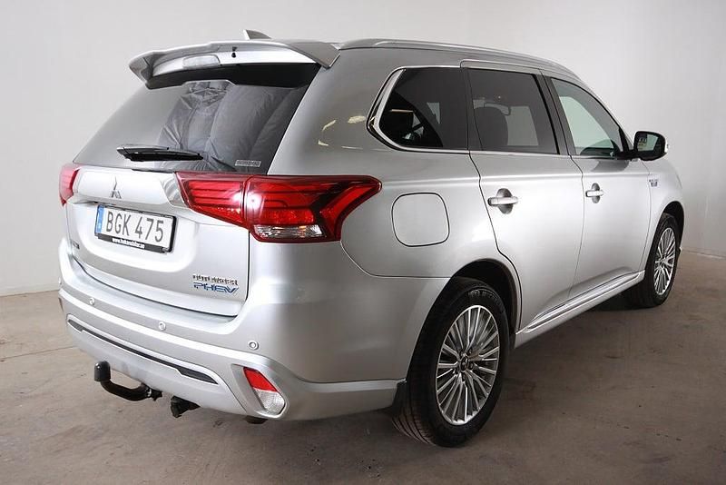 Begagnad Mitsubishi Outlander P-HEV 135 HK (99 kW) 2018 Silver SUV