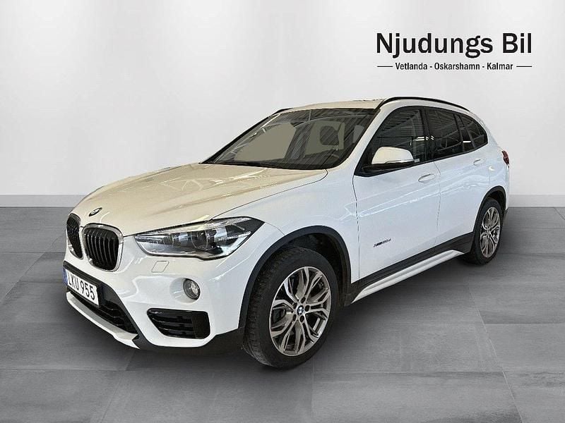Vit Begagnad 2018 BMW X1 Sport Line SUV | 269 900 kr (Dyr) - Bild 1/4