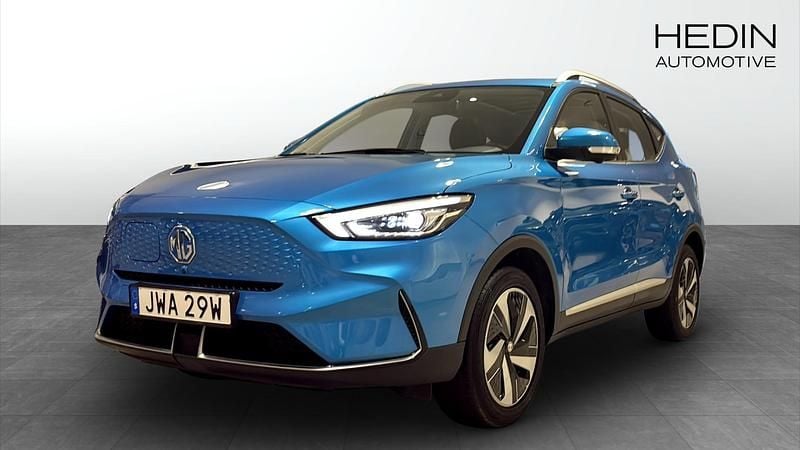 Blå (blue) Begagnad 2023 MG ZS Luxury Sedan | 264 500 kr (Marknadspris) - Bild 1/4