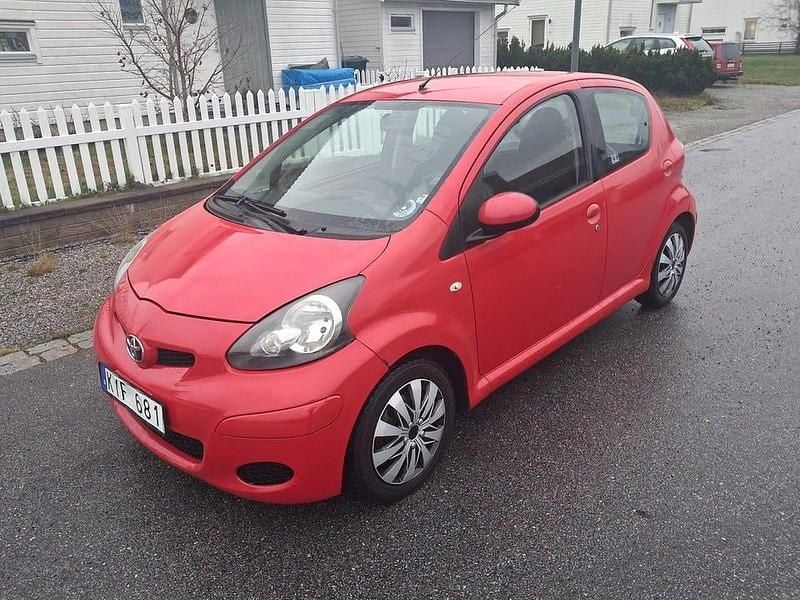 Röd Begagnad 2011 Toyota Aygo Halvkombi | 20 500 kr (Bra pris) - Bild 1/4