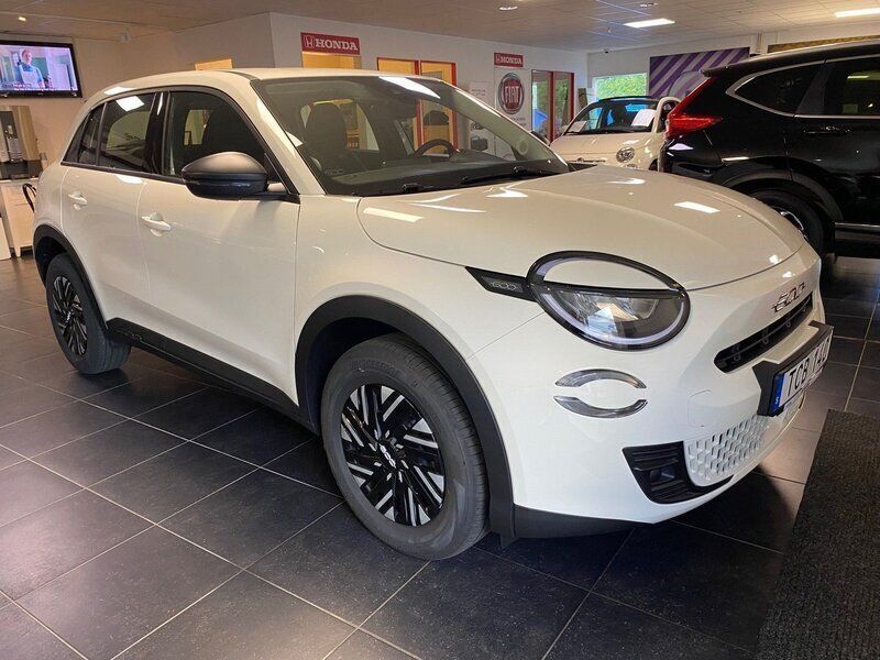 Vit Begagnad 2023 Fiat 600 Pop SUV | 280 800 kr (Superpris) - Bild 1/4