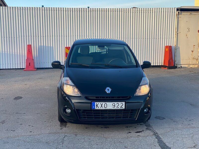 Svart Begagnad 2010 Renault Clio R.S. Halvkombi | 34 900 kr (Marknadspris) - Bild 1/4