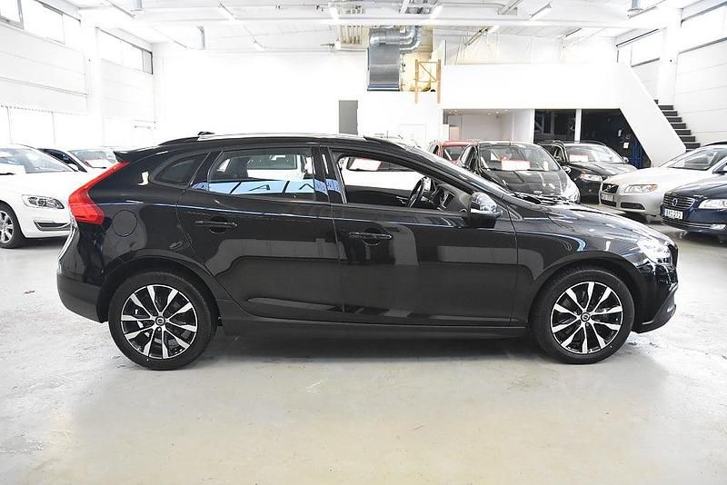 Begagnad Volvo V40 Momentum 150 HK (110 kW) 2019 Svart Halvkombi