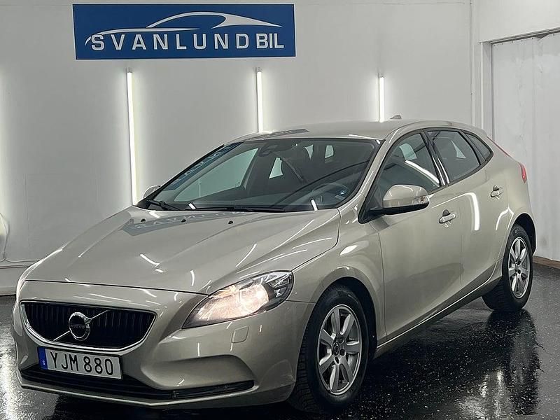Ljusbrun Begagnad 2016 Volvo V40 Kinetic Halvkombi | 119 800 kr (Marknadspris) - Bild 1/4