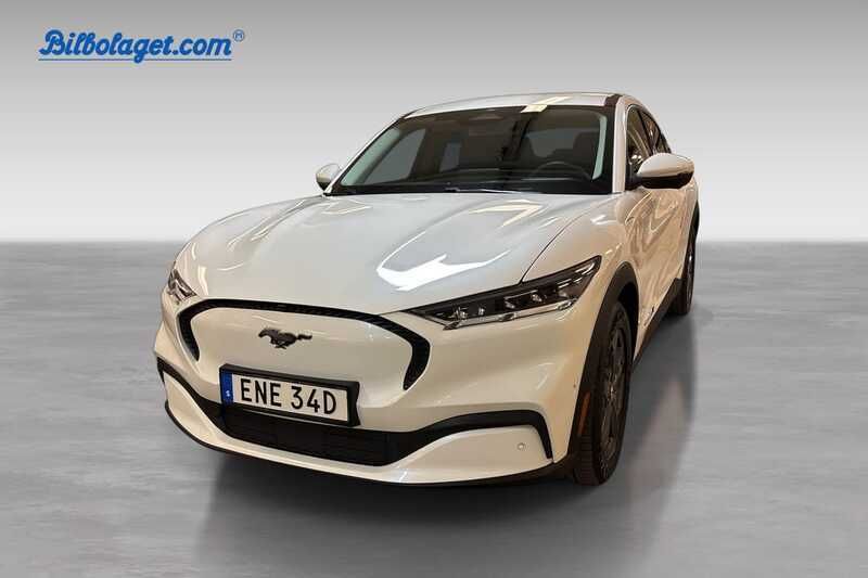 Vit Begagnad 2022 Ford Mustang Mach-E SUV | 389 900 kr (Marknadspris) - Bild 1/4