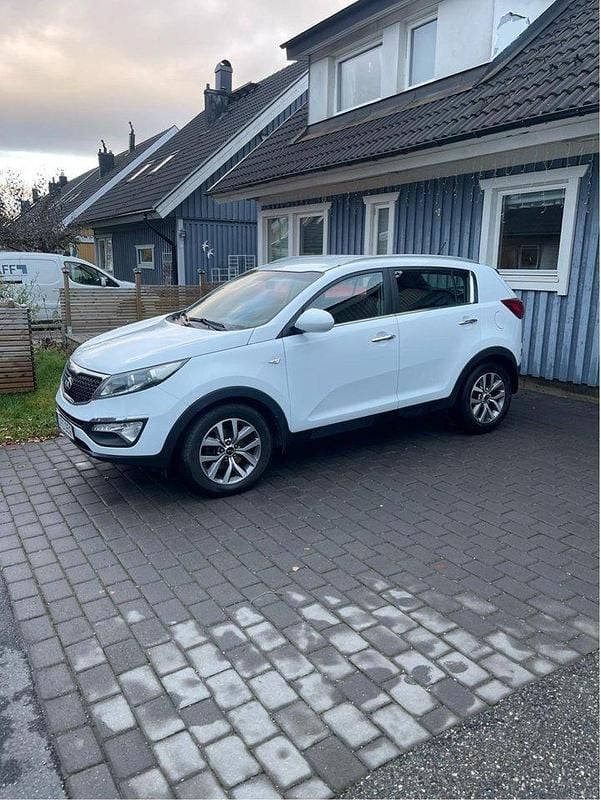 Vit Begagnad 2015 Kia Sportage SUV | 97 000 kr (Bra pris) - Bild 1/4