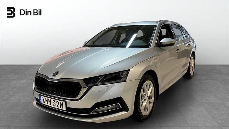 Begagnad Skoda Octavia Style 150 HK (110 kW) 2024 Silver Kombi