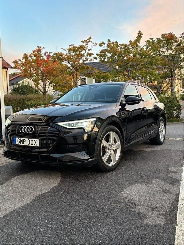 Svart Begagnad 2020 Audi e-tron Proline SUV | 289 900 kr (Marknadspris) - Bild 1/4