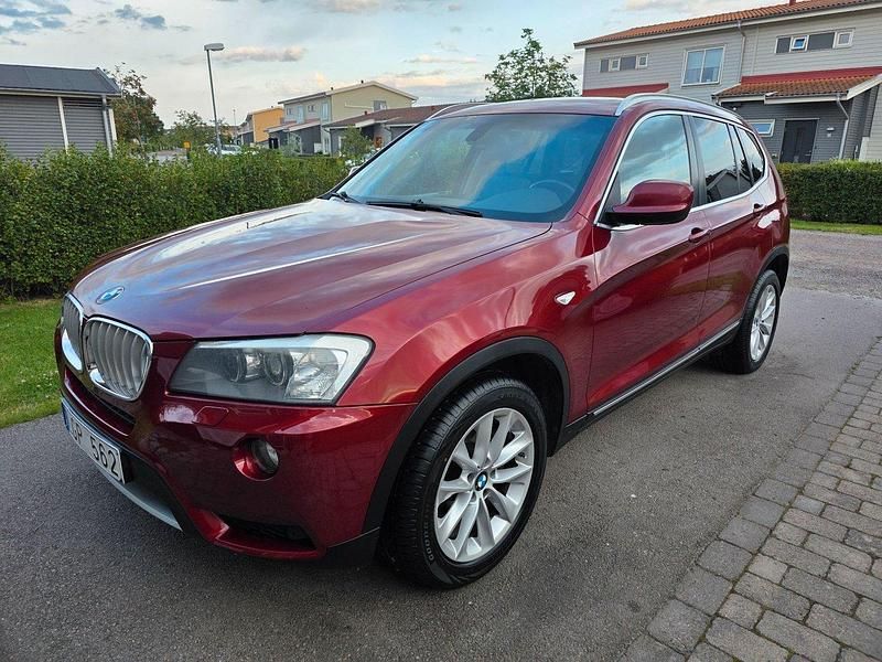 Röd (vinrödmetallic) Begagnad 2011 BMW X3 SUV | 109 900 kr (Marknadspris) - Bild 1/4
