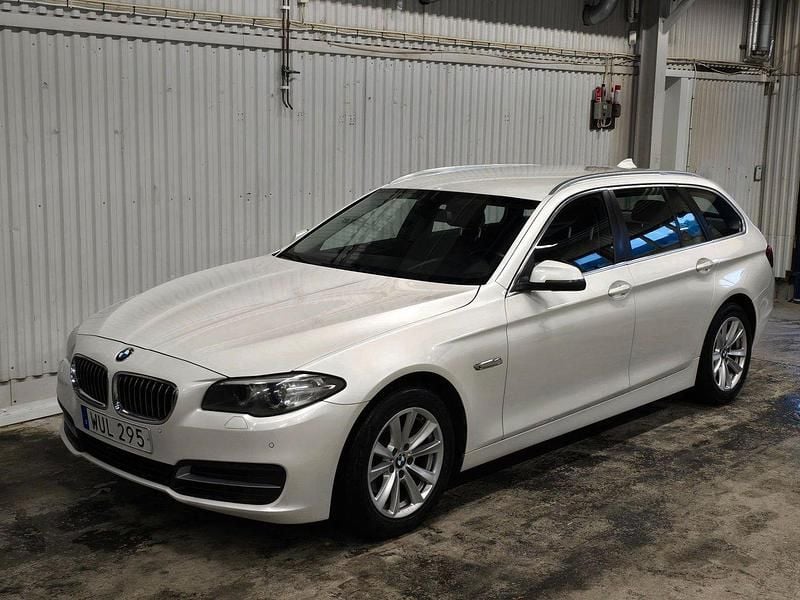 Vit Begagnad 2014 BMW 520 Kombi | 109 900 kr (Marknadspris) - Bild 1/4