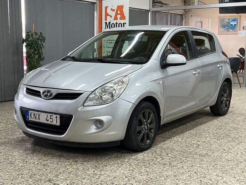 Silver Begagnad 2010 Hyundai i20 Halvkombi | 34 900 kr (Marknadspris) - Bild 1/4