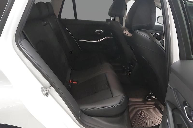 Begagnad BMW 330e Shadowline 292 HK (214 kW) 2023 Kombi