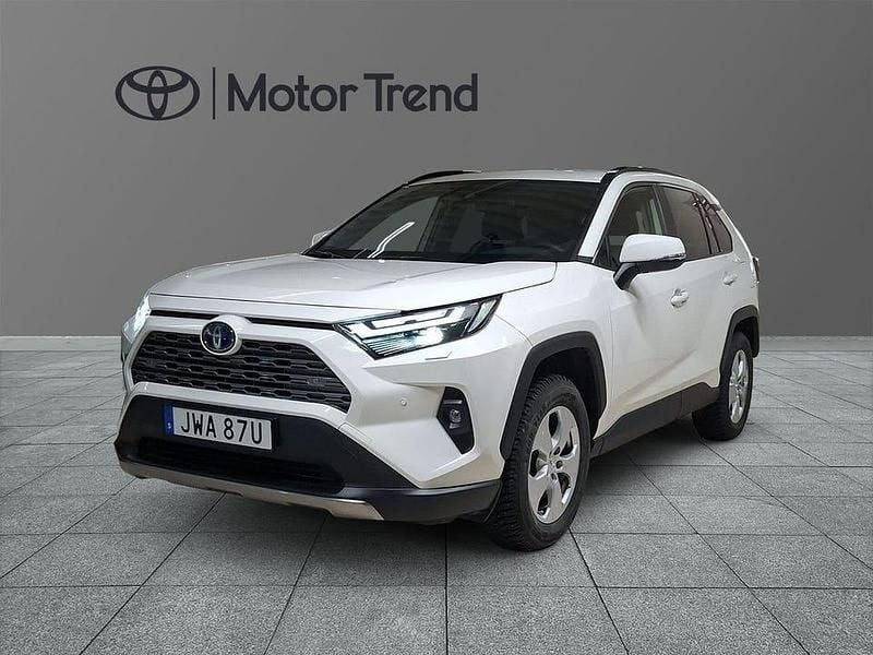 Vit Begagnad 2025 Toyota RAV4 Hybrid Executive SUV | 439 900 kr (Bra pris) - Bild 1/3