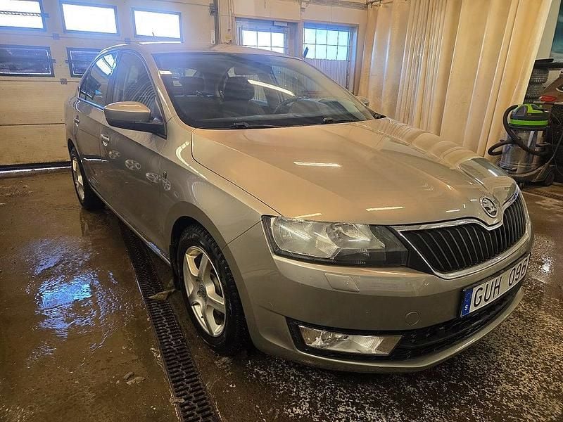 Brun Begagnad 2013 Skoda Rapid Halvkombi | 69 900 kr (Marknadspris) - Bild 1/4