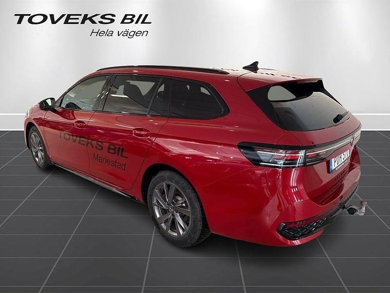 Begagnad VW Passat R-line 177 HK (130 kW) 2025 Chili red metallic Kombi