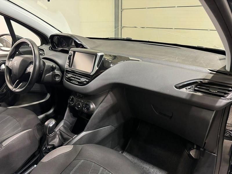 Begagnad Peugeot 208 68 HK (50 kW) 2012 Svart Halvkombi