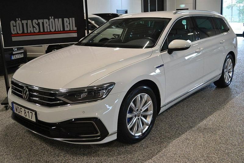 Vit Begagnad 2021 VW Passat Executive Kombi | 268 000 kr (Marknadspris) - Bild 1/4
