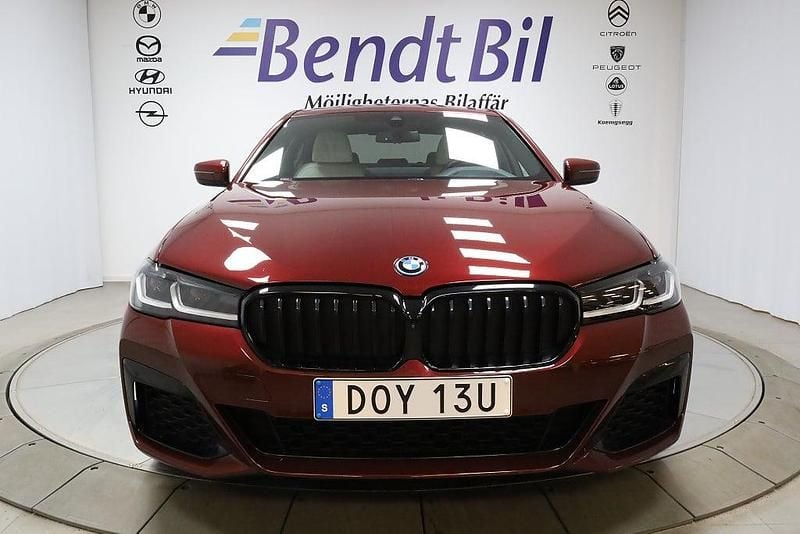 Begagnad BMW 545e M Sport 394 HK (289 kW) 2022 Röd Sedan