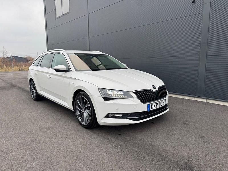 Vit Begagnad 2019 Skoda Superb LAURIN & KLEMENT Kombi | 249 900 kr (Marknadspris) - Bild 1/4