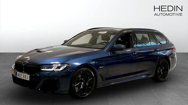 Blå Begagnad 2022 BMW 530 M Sport Kombi | 379 900 kr - Bild 1/4