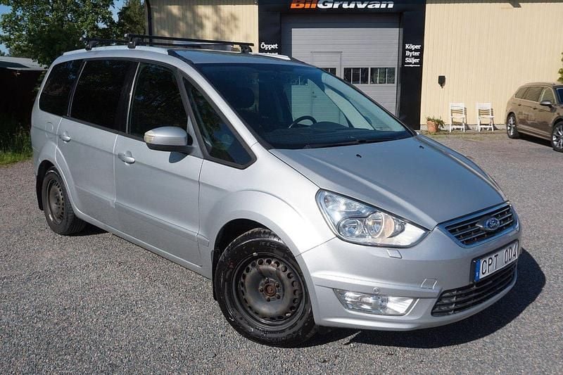 Grå Begagnad 2013 Ford Galaxy Trend Minibuss | 99 900 kr - Bild 1/4