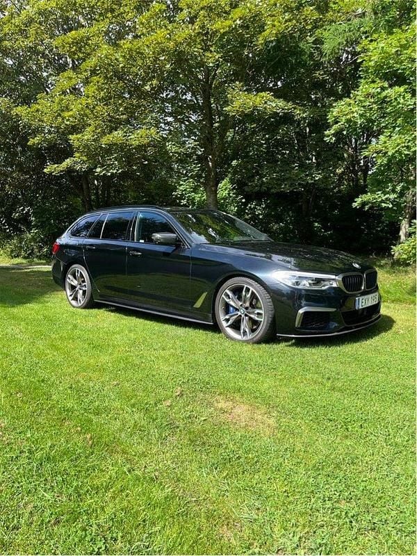 Svart Begagnad 2018 BMW M550 Sedan | 399 000 kr (Lite dyr) - Bild 1/4