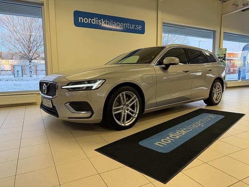 Silver Begagnad 2023 Volvo V60 Core Kombi | 319 900 kr (Marknadspris) - Bild 1/4