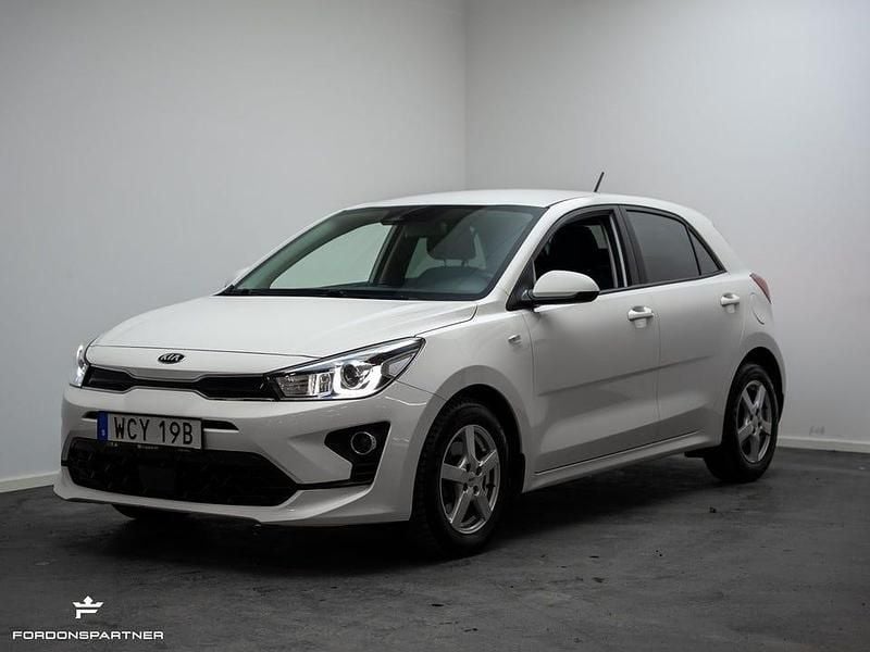 Vit Begagnad 2021 Kia Rio Advance Halvkombi | 159 900 kr (Marknadspris) - Bild 1/4