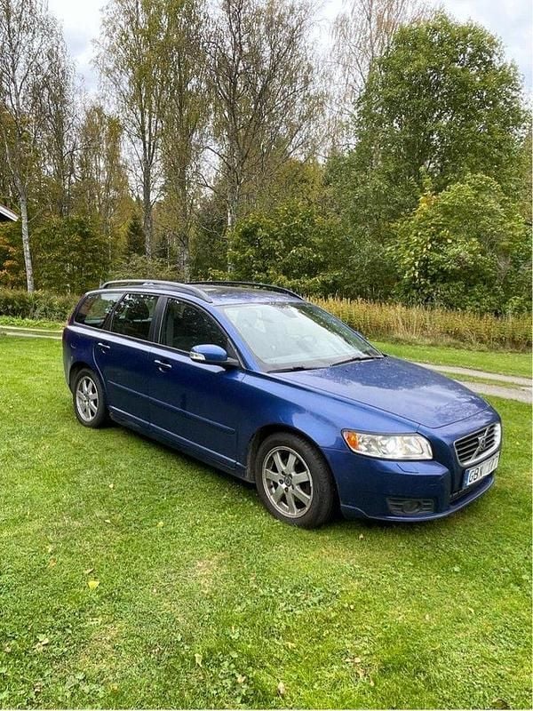Blå Begagnad 2008 Volvo V50 Momentum Kombi | 18 000 kr (Superpris) - Bild 1/4