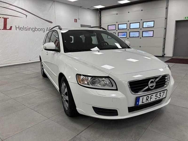 Begagnad Volvo V50 Kinetic 114 HK (83 kW) 2011 Vit Kombi