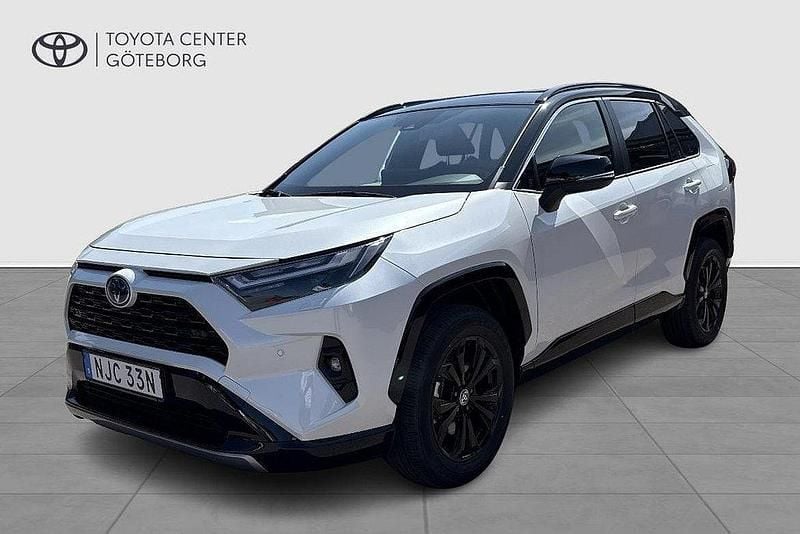 Vit Ny 2025 Toyota RAV4 Hybrid Style SUV | 464 900 kr (Marknadspris) - Bild 1/4