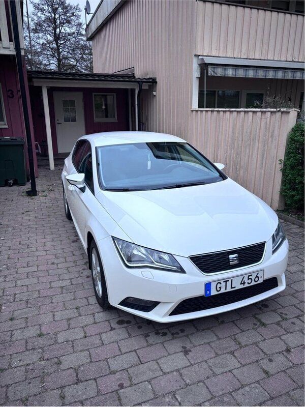 Vit Begagnad 2016 Seat Leon Halvkombi | 75 000 kr (Marknadspris) - Bild 1/4