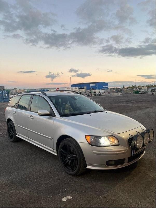 Grå Begagnad 2005 Volvo V50 Kombi | 24 000 kr (Superpris) - Bild 1/2