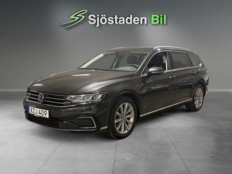 Mörkgrå (grå) Begagnad 2021 VW Passat GTE Kombi | 259 900 kr (Marknadspris) - Bild 1/3