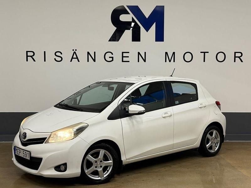 Begagnad Toyota Yaris Active 90 HK (66 kW) 2011 Vit Halvkombi