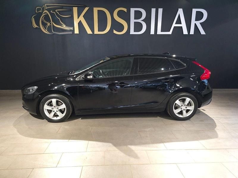 Svart Begagnad 2017 Volvo V40 Kombi | 139 500 kr (Marknadspris) - Bild 1/4