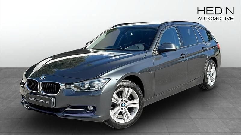 Grå (grey) Begagnad 2014 BMW 320 Sport Line Kombi | 204 700 kr (Lite dyr) - Bild 1/4