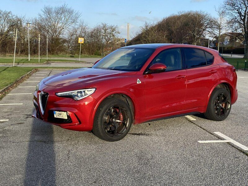 Röd Begagnad 2018 Alfa Romeo Stelvio Quadrifoglio SUV | 385 000 kr (Superpris) - Bild 1/3
