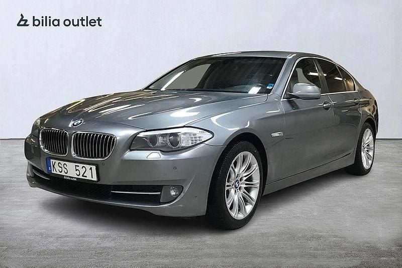 Grå Begagnad 2010 BMW 528 Sedan | 59 900 kr - Bild 1/3